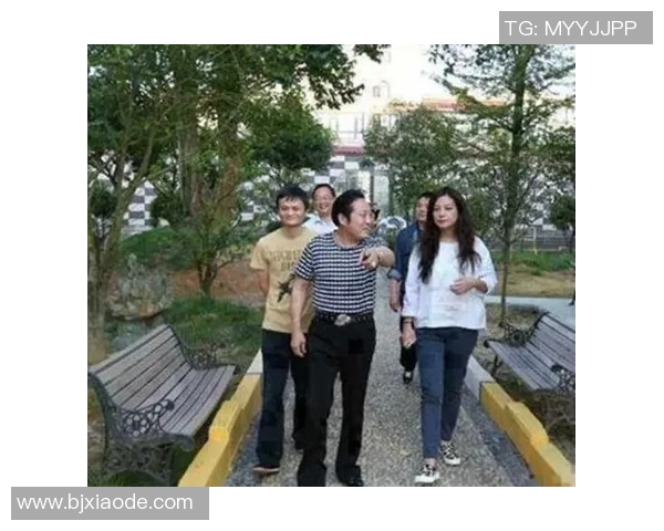 马云与足球明星亲密合影展现运动精神与友谊的精彩瞬间